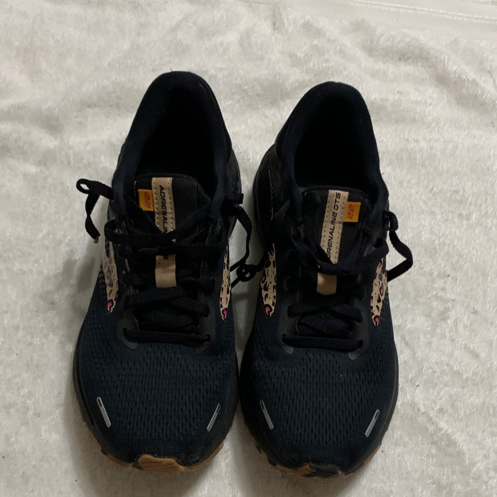 Brooks Women's Sneakers in Black and Tan